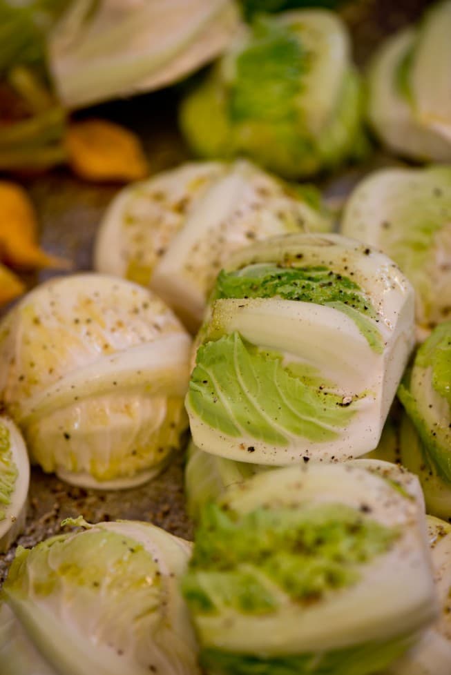 Bild på Grillad sallad, kolbakade rotsaker och hjortronsmör