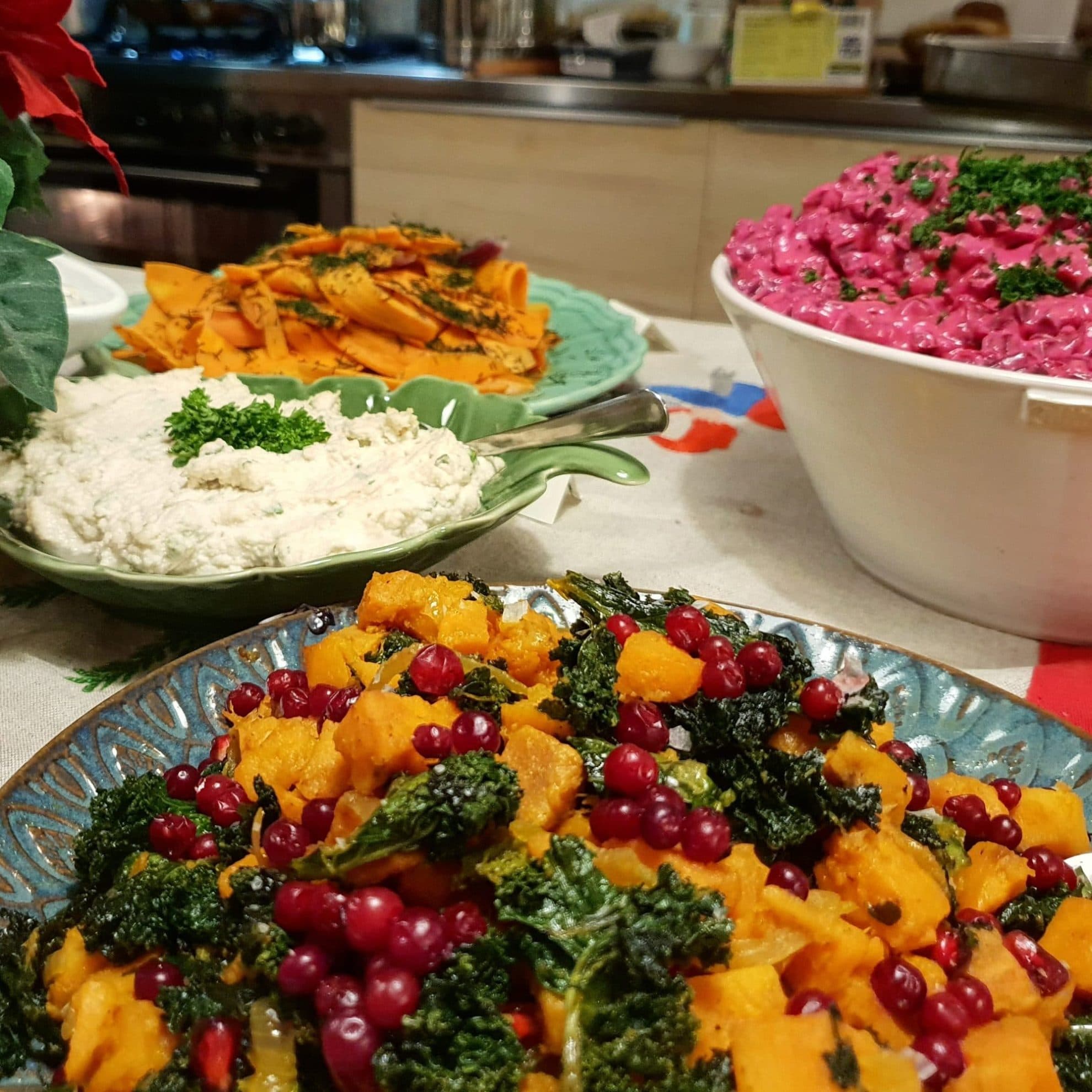 Vegan sötpotatissallad med saffran och granatäpple