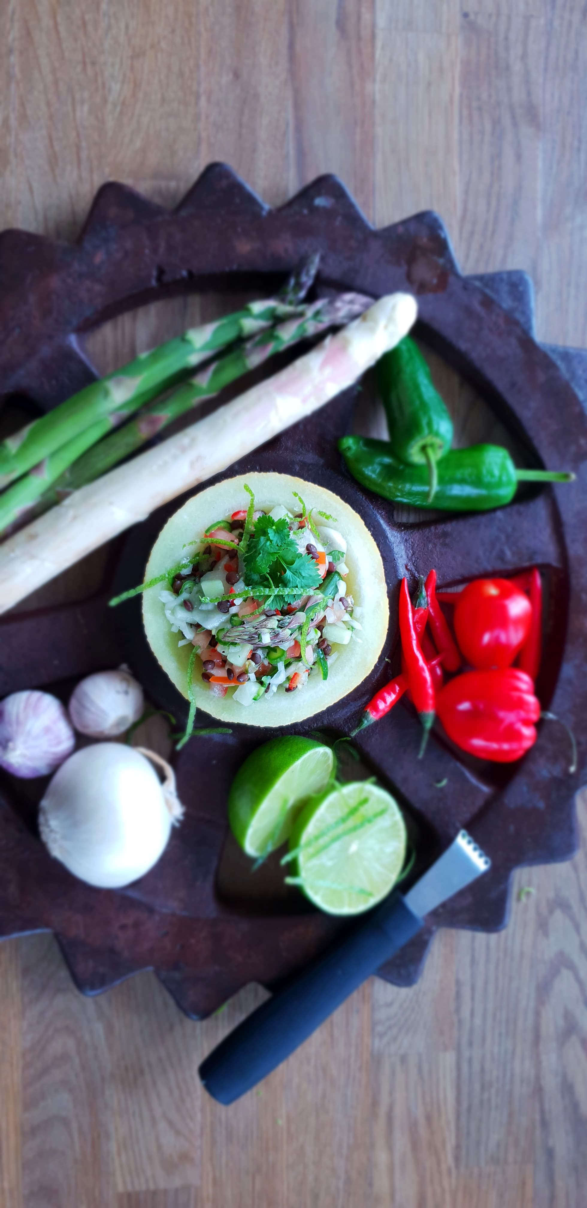 Ceviche på sparris, melon och belugalinser
