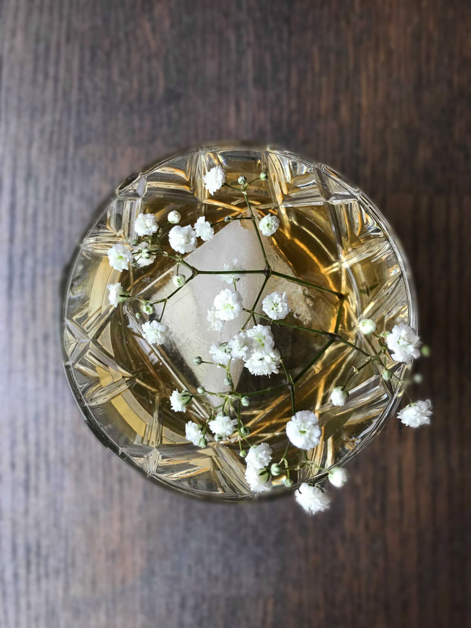 bild på Björk, rabarber, fläder och akvavit i sommarens drinkar