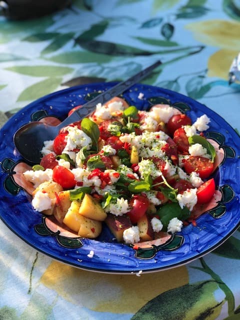 bild på Mojito med rabarbersirap och sommarens sallader