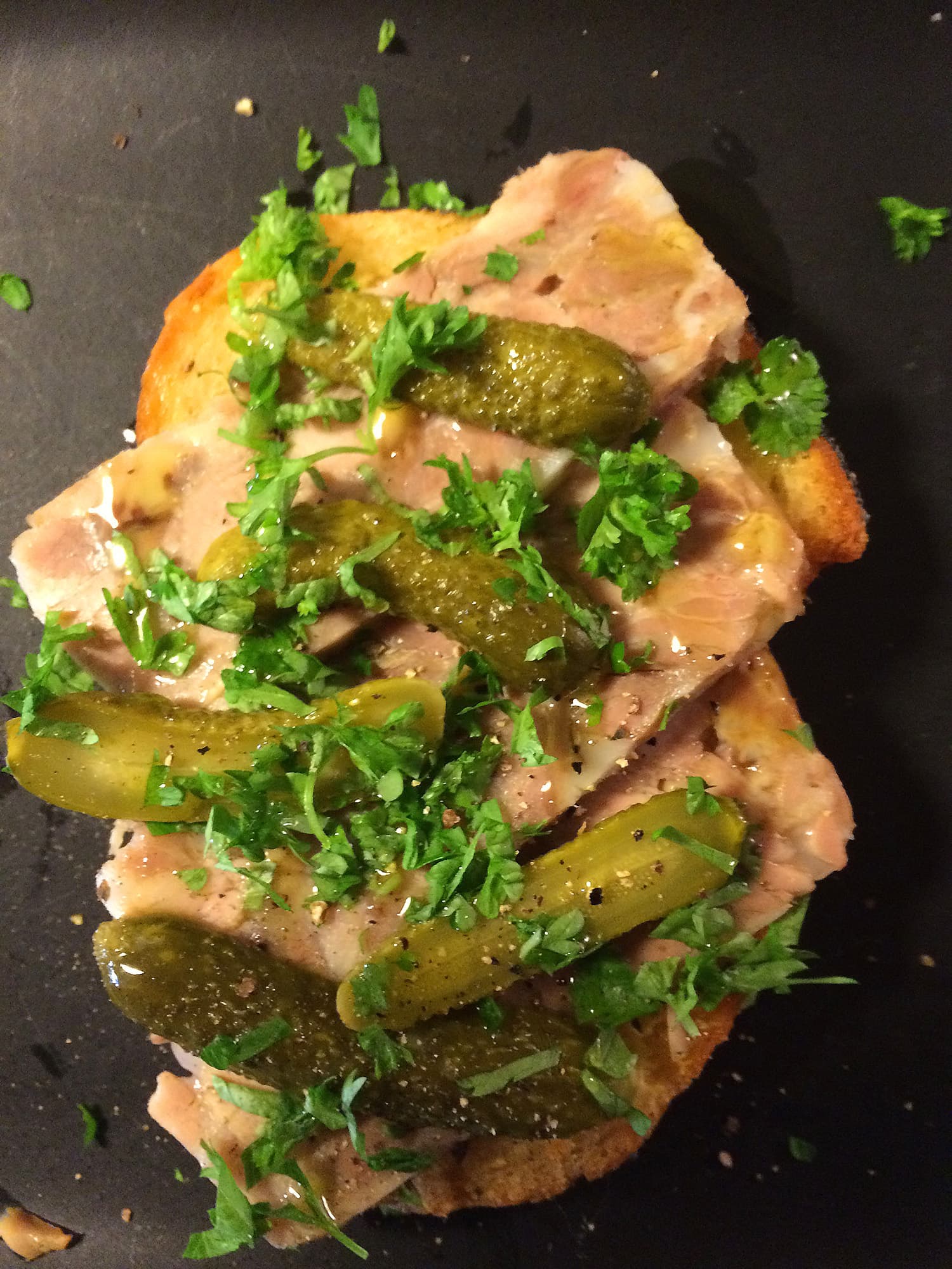 Pressad sylta på fläsklägg med rostad levain, dijon och cornichons