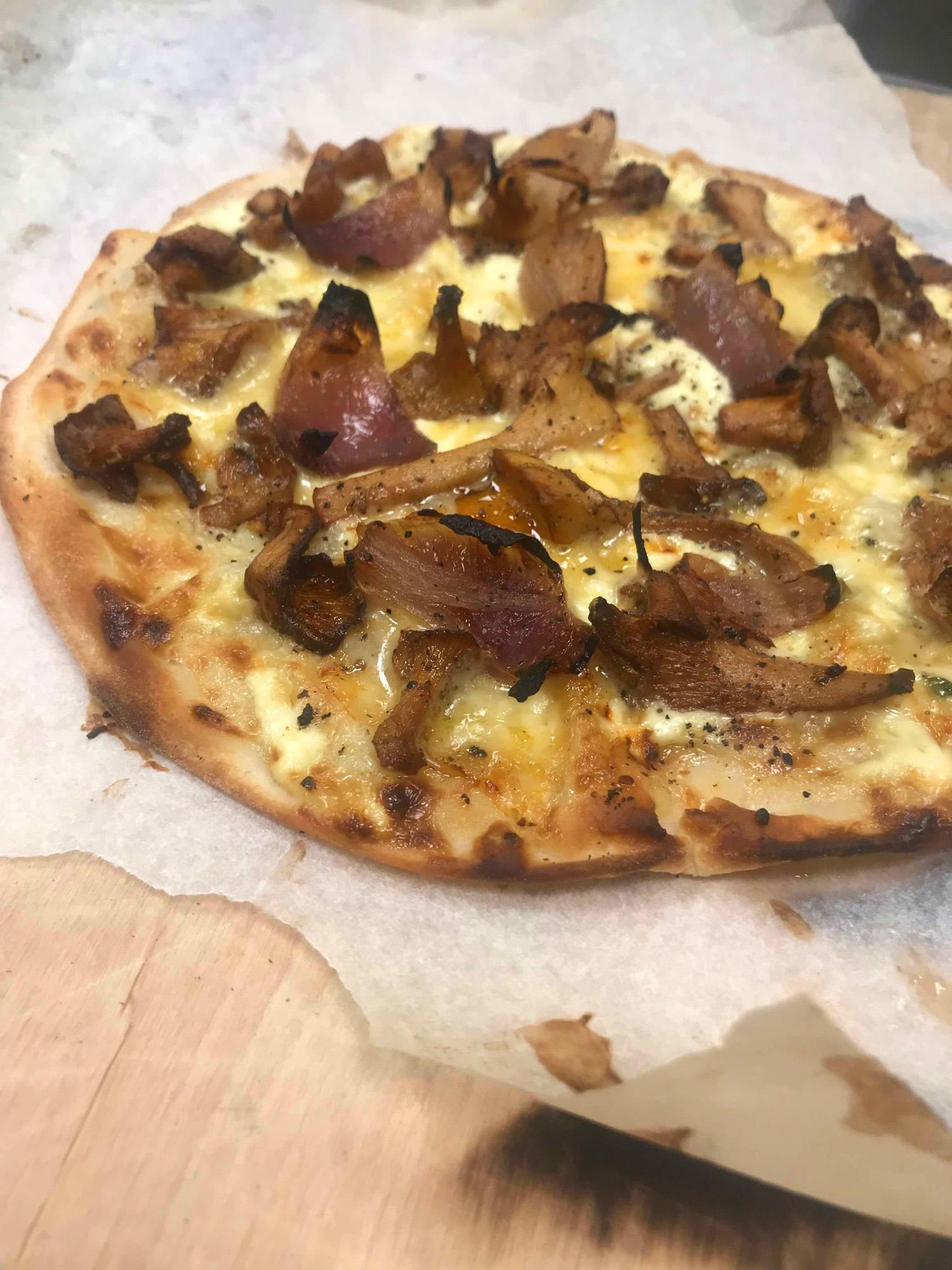 Bild på Flammkuchen med kantareller och bakad rödlök