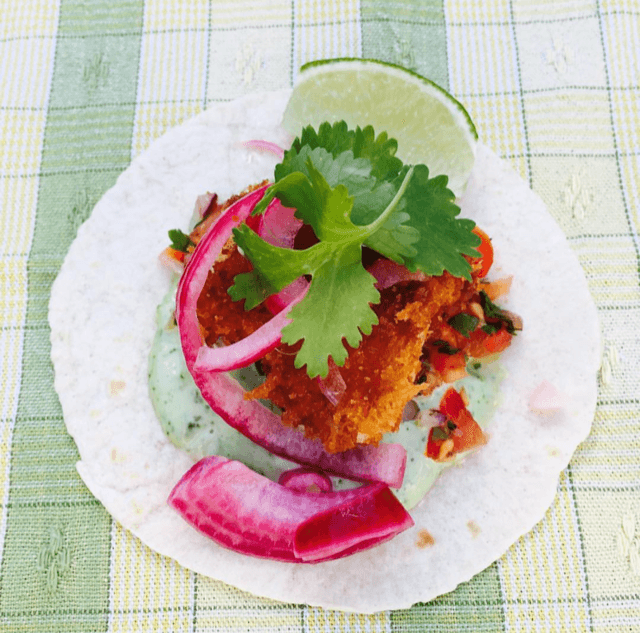 Fish Tacos med picklad lök och koriandermajonnäs