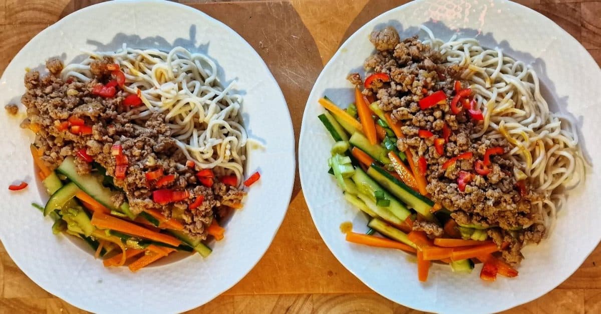 Nudlar, fläskfärs, baijiu och risvin