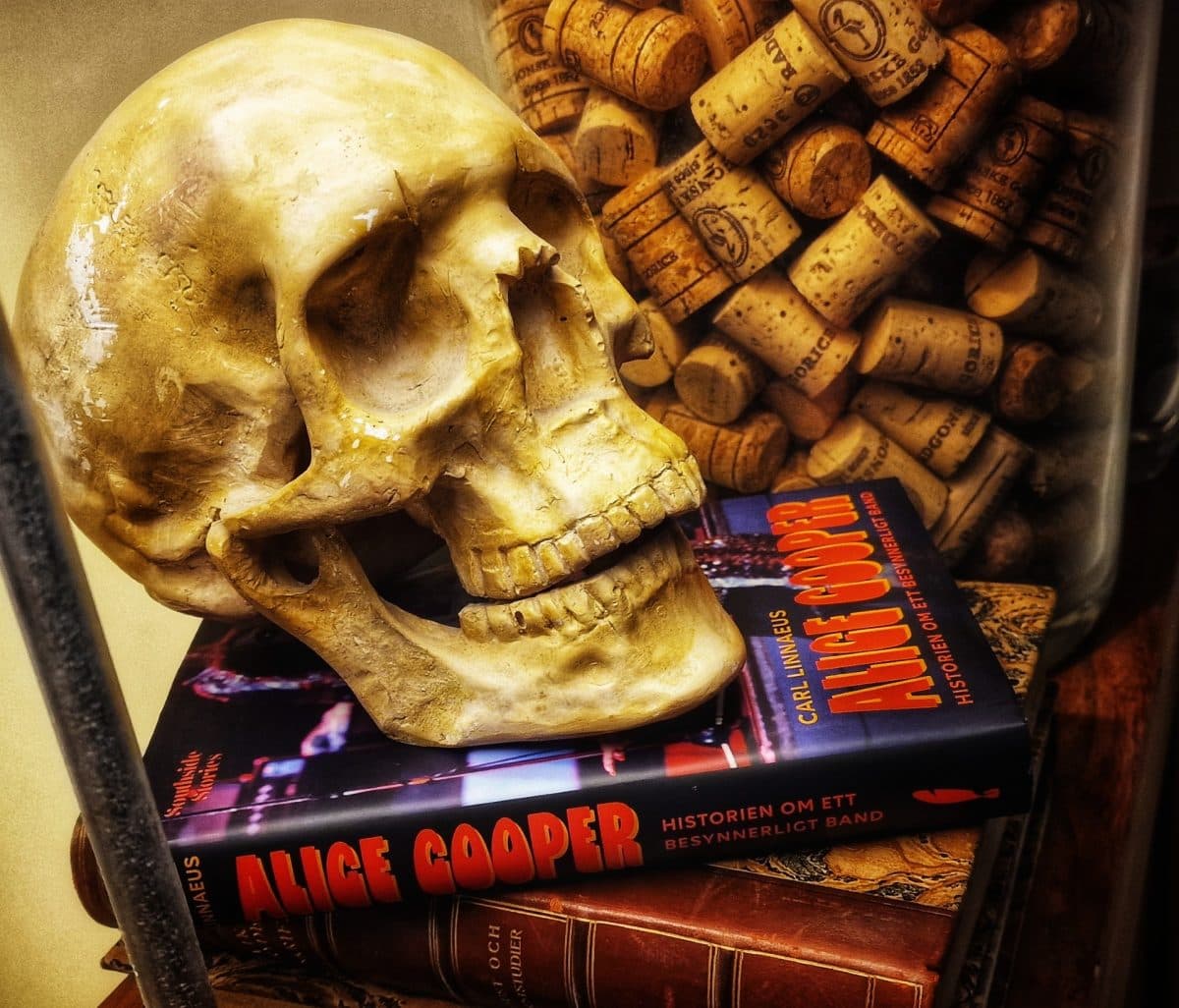 Kranium. Alice Cooper, historien om ett besynnerligt band, Carl Linnaeus