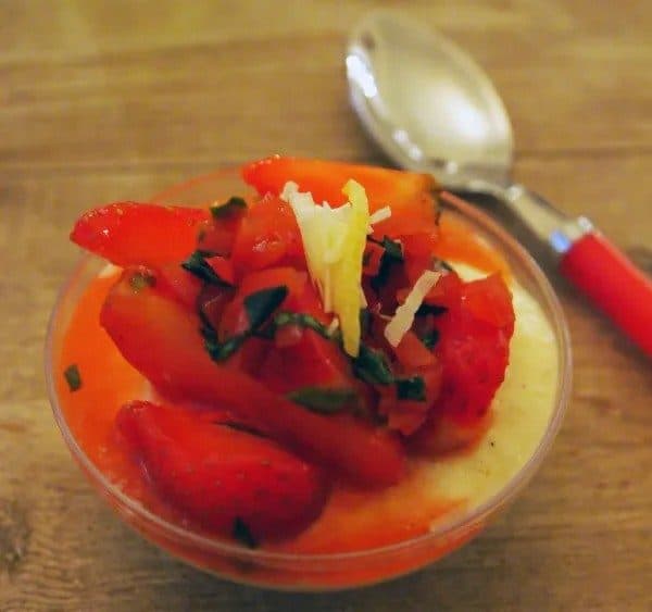 Pannacotta med vit choklad, jordgubbar, tomat, basilika och citron