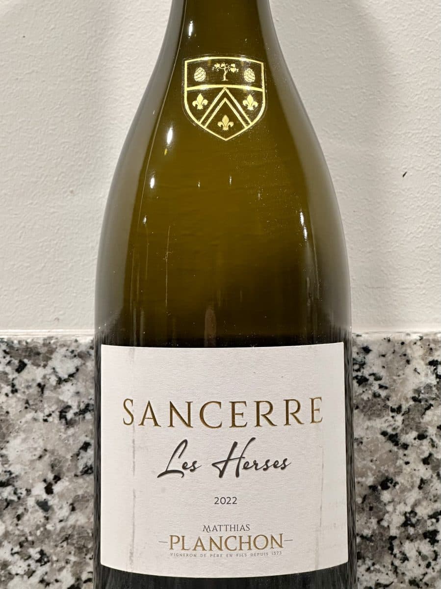 Ett toppvin från Sancerre från en fantastisk årgång 2022. Ett vin från Loire med ett rejält fokus på druvan sauvignon blanc. Druvorna har skördats på en drygt 2 hektar stor vingård som är mer än 50 år gammal. Jordmånen är silex eller flintsten som vi säger i Sverige. Odlingen sker enligt biodynamiska metoder. Druvorna skördas för hand för minsta möjliga negativa påverkan. Noggrann vinmakning, naturlig jäst för jäsningen som därefter följs av en 12 månaders lagring på äldre använda fat. Vinets färg börjar få en begynnande mognadston i en mörkare nyans av gult och ser riktigt inbjudande ut. Doften är djup samtidigt som det har en behaglig finessrik aromstruktur med stendamm. Det riktigt sprakar i doften av salt stenig arom, om man nu kan dofta dessa esoteriska nyanser. Vinet är mycket elegant med bra balans och fin längd i avslutet. Ett vin som både är elegant och kraftfullt på samma gång. Gul stenfrukt och drag av både persika och passionsfrukt i både doft och smak. Efterhand finner jag en trevlig rökighet i det mycket intensiva och långa avslutet. Ett vin som kan med fördel drickas nu men även sparas flera år till innan korken dras. Perfekt till ljust kött, fågel eller fisk och skaldjur men ett måste är fransk getost. Trots det relativt höga priset är det prisvärt. Helt enkelt ett riktigt bra vin.