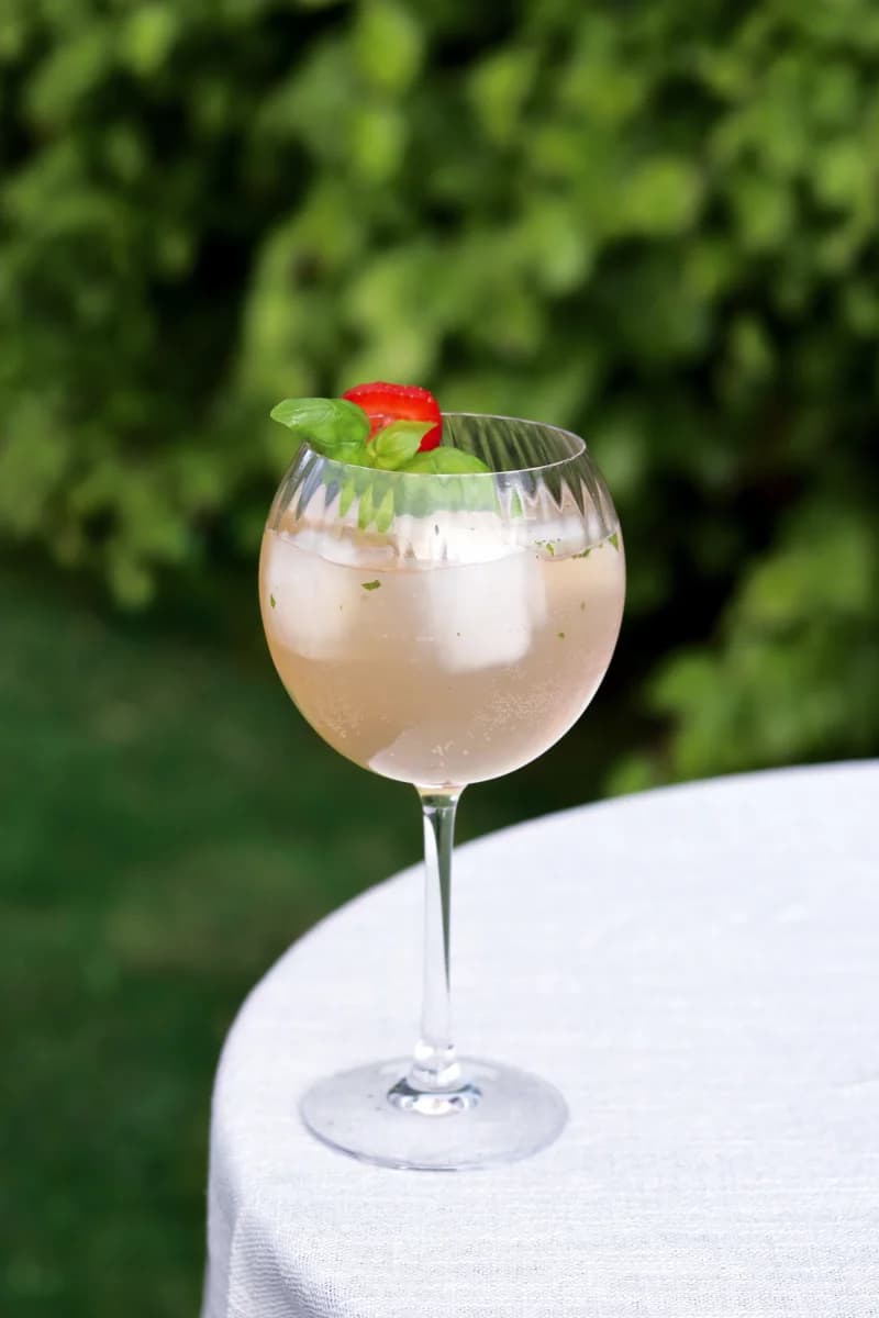 Bild på Rosé & Basil Smash