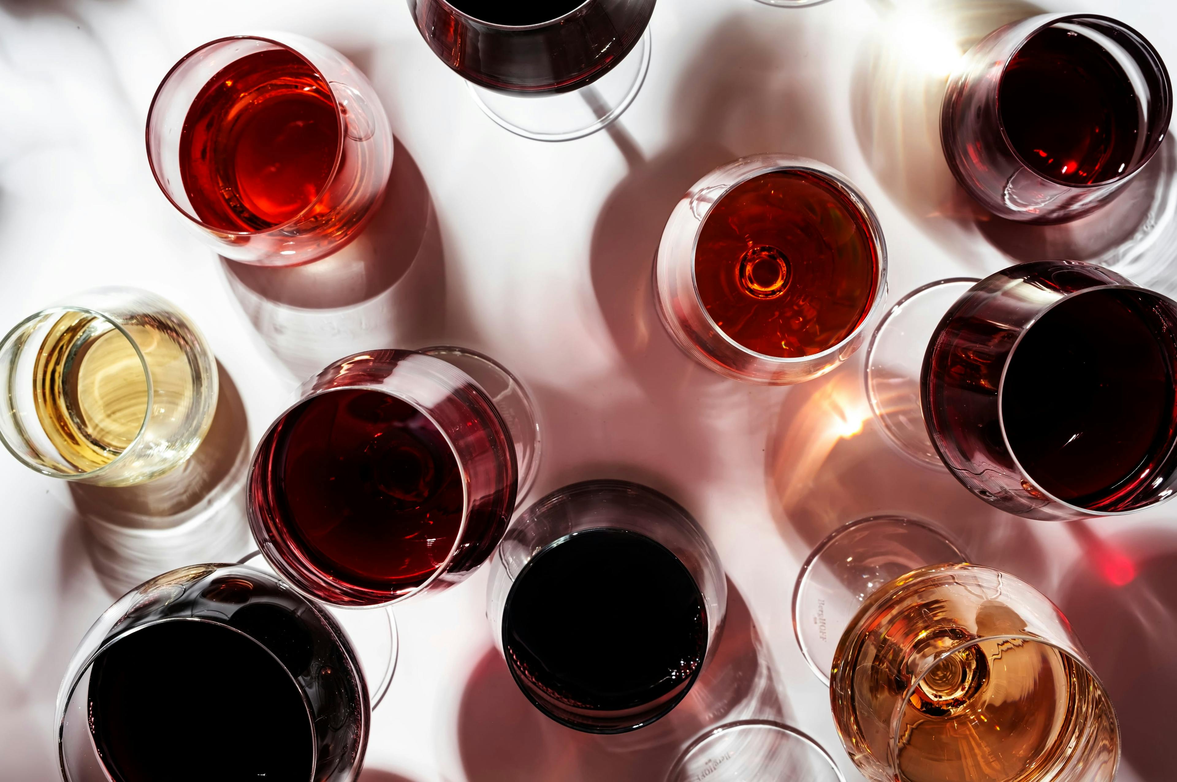 Översikt av olika vinglas fyllda med rött, rosé och vitt vin.
