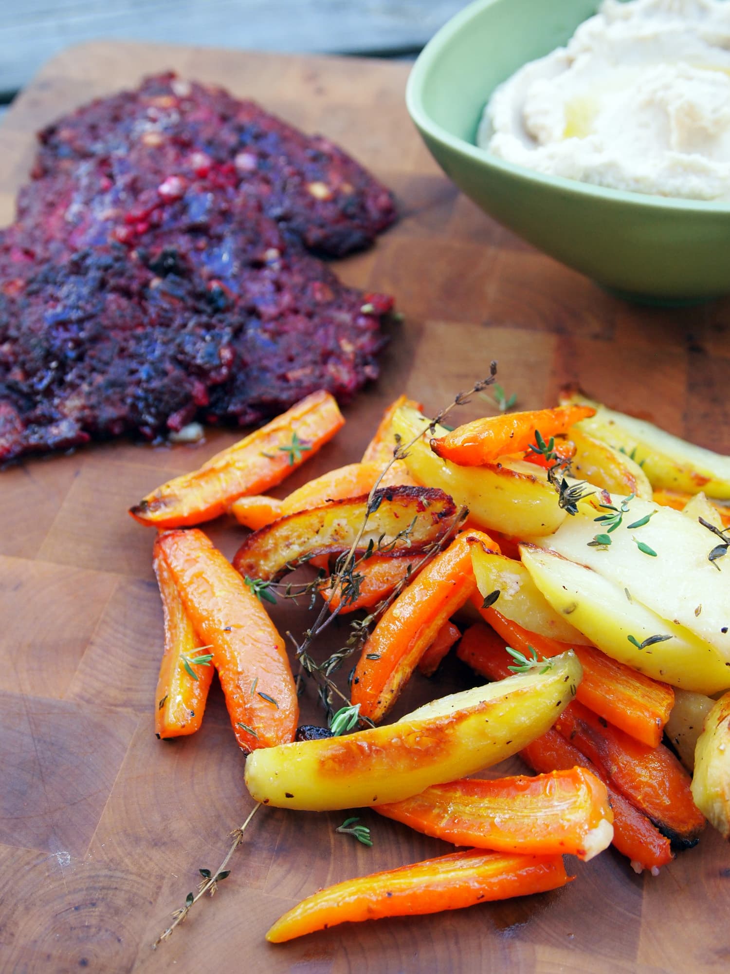 Rödbetsbiffar med fetaost och rostade valnötter