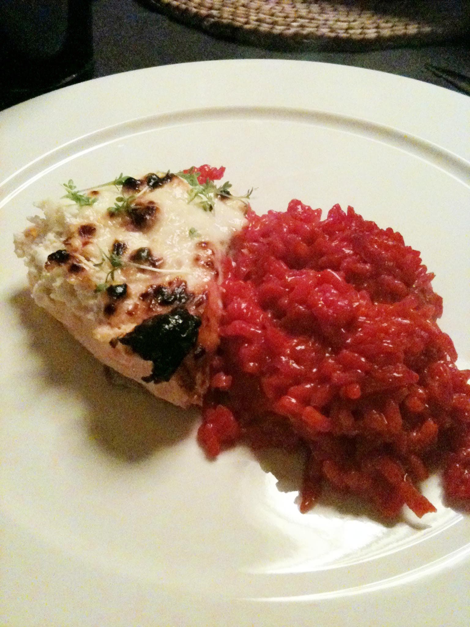 Röd risotto och lax med täcke.