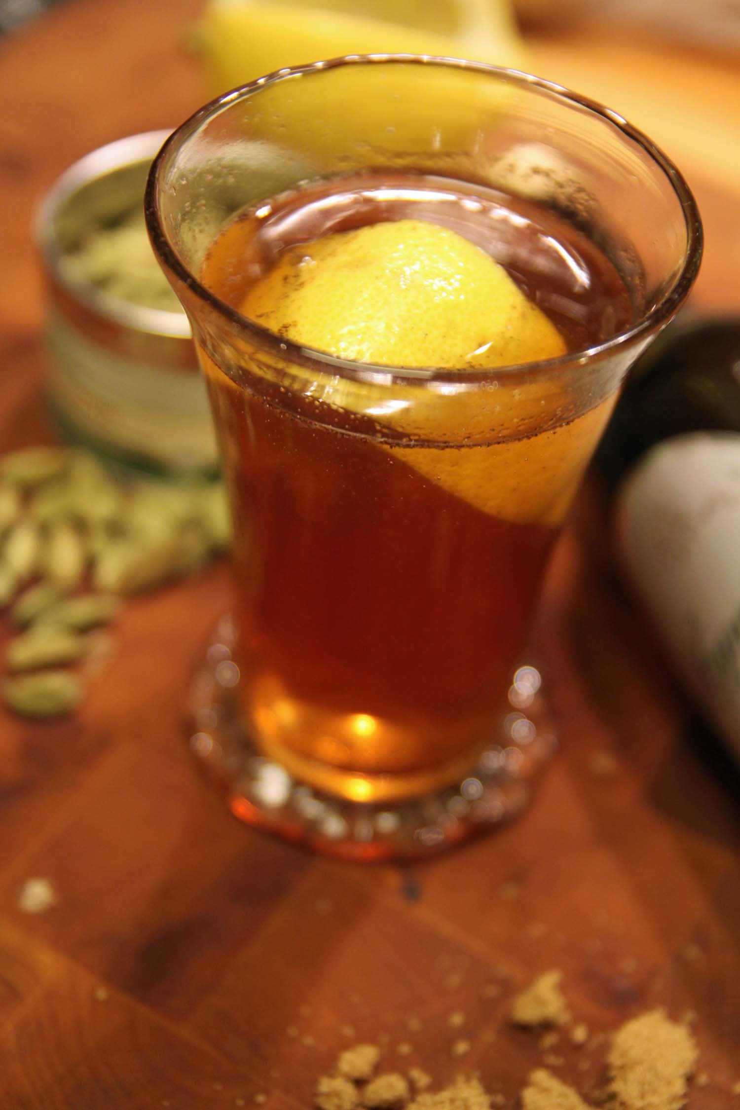 Varm drink med mörk rom, äppelmust, te och kryddor