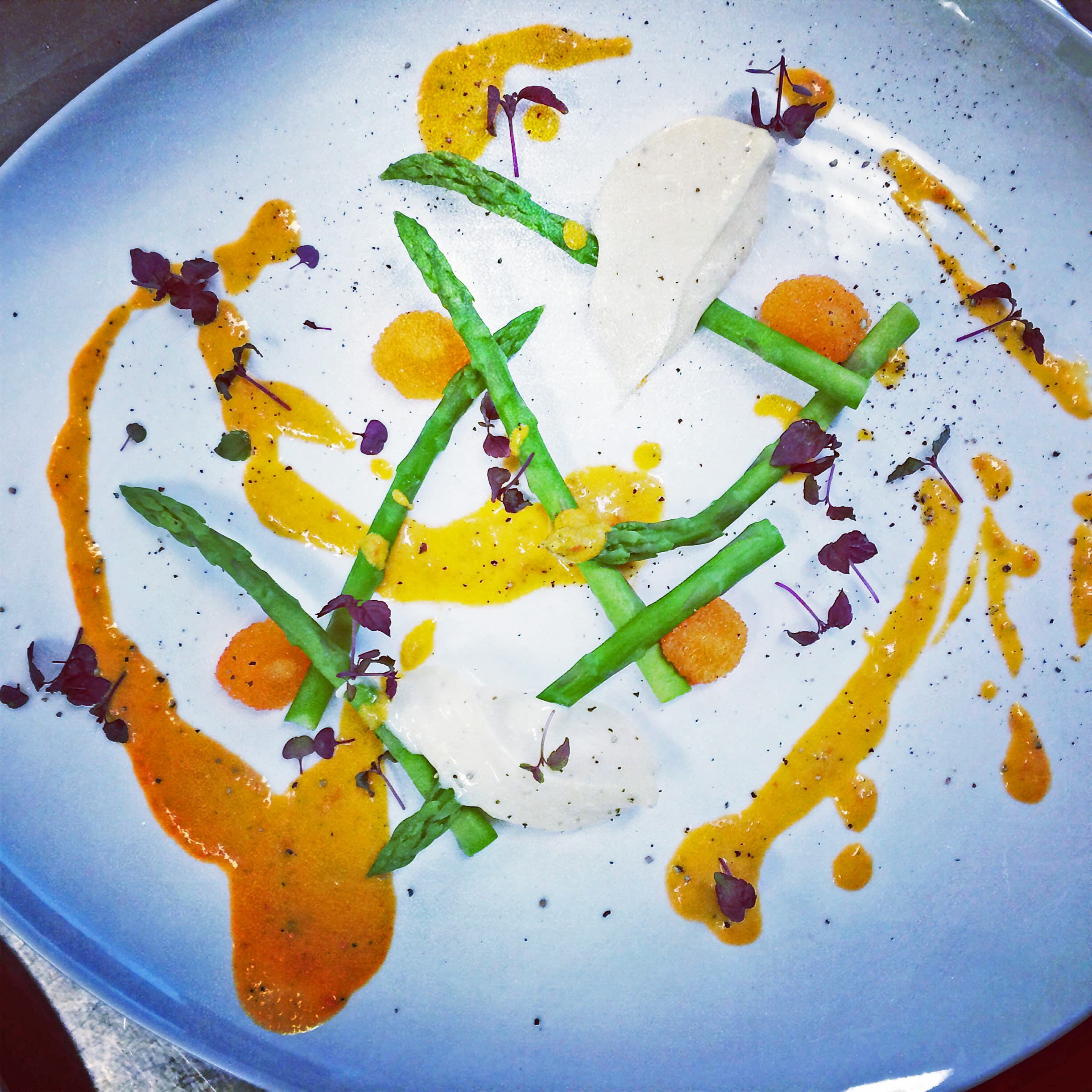 Kockens tips från Johan Andersson – Löjrom från Kalix med sparris, hollandaise samt tomatvinegrette