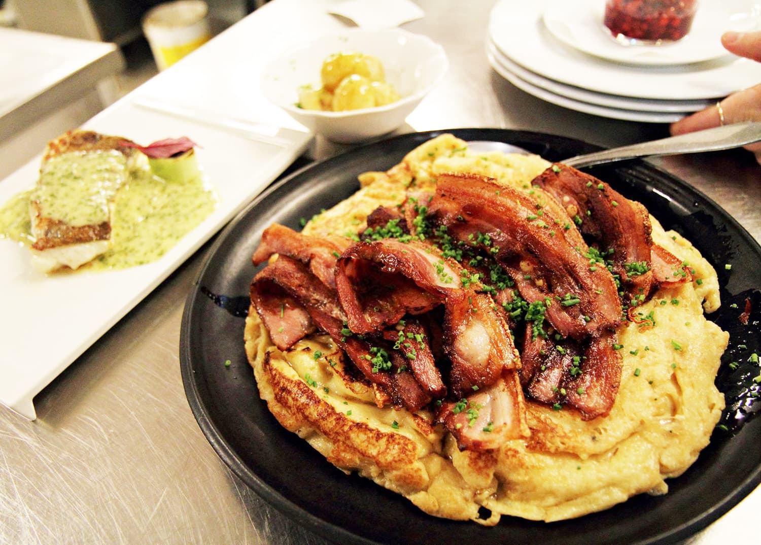 Kockens tips från Anna Pettersson – Äggakaka med fläsk, gräslök och rårörda lingon