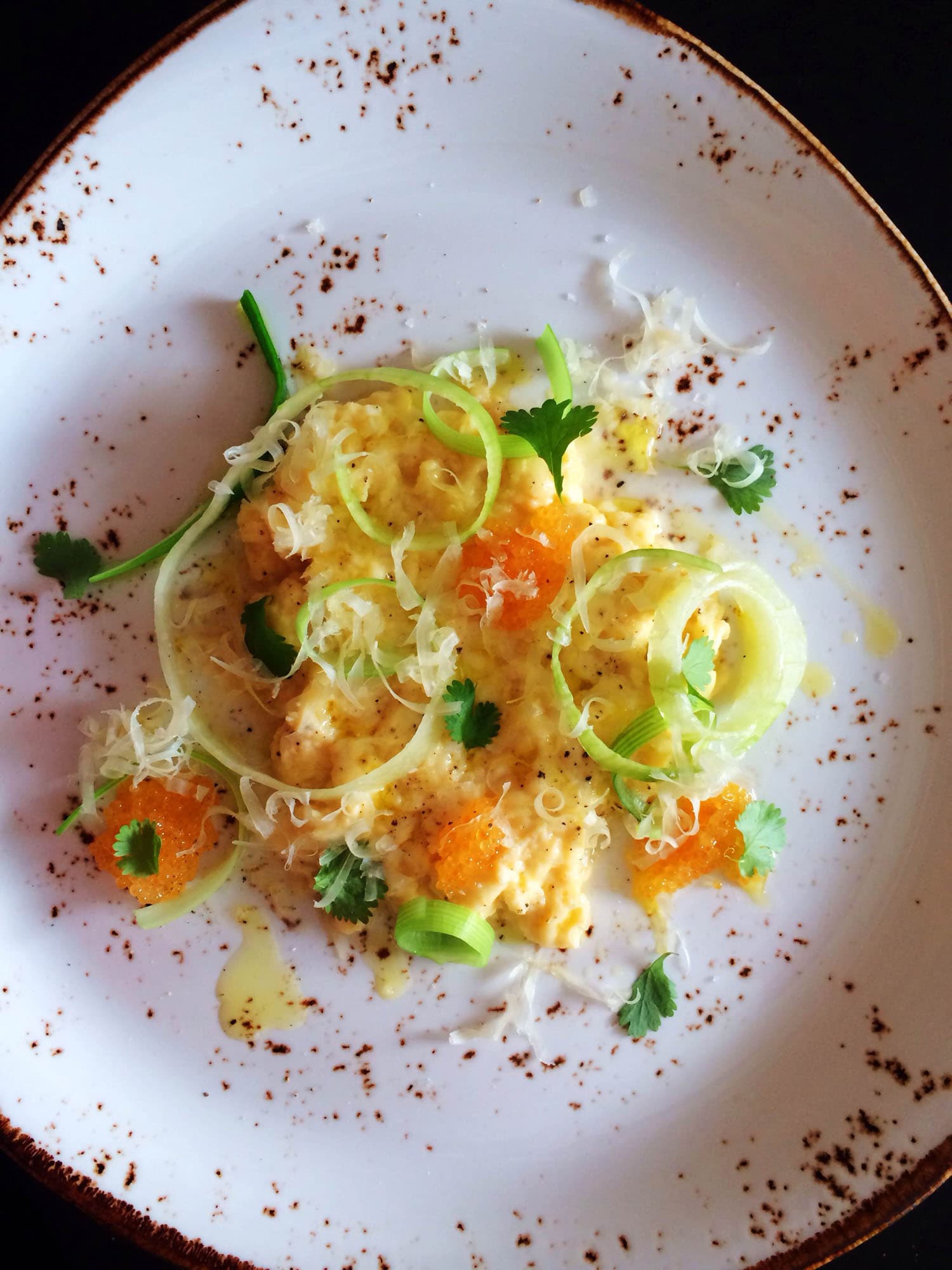 Kockens tips från Per Stenberg – Krämig äggröra med sikrom, koriander och olivolja