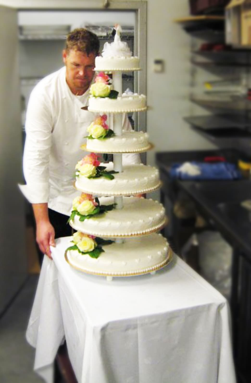 Tårta av mandelmaräng och jordgubbskräm