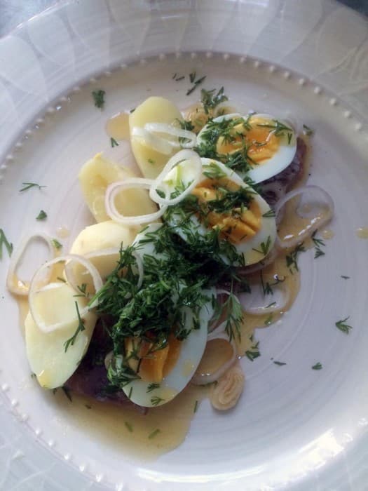 Matjessill med brynt smör, ägg och färskpotatis.