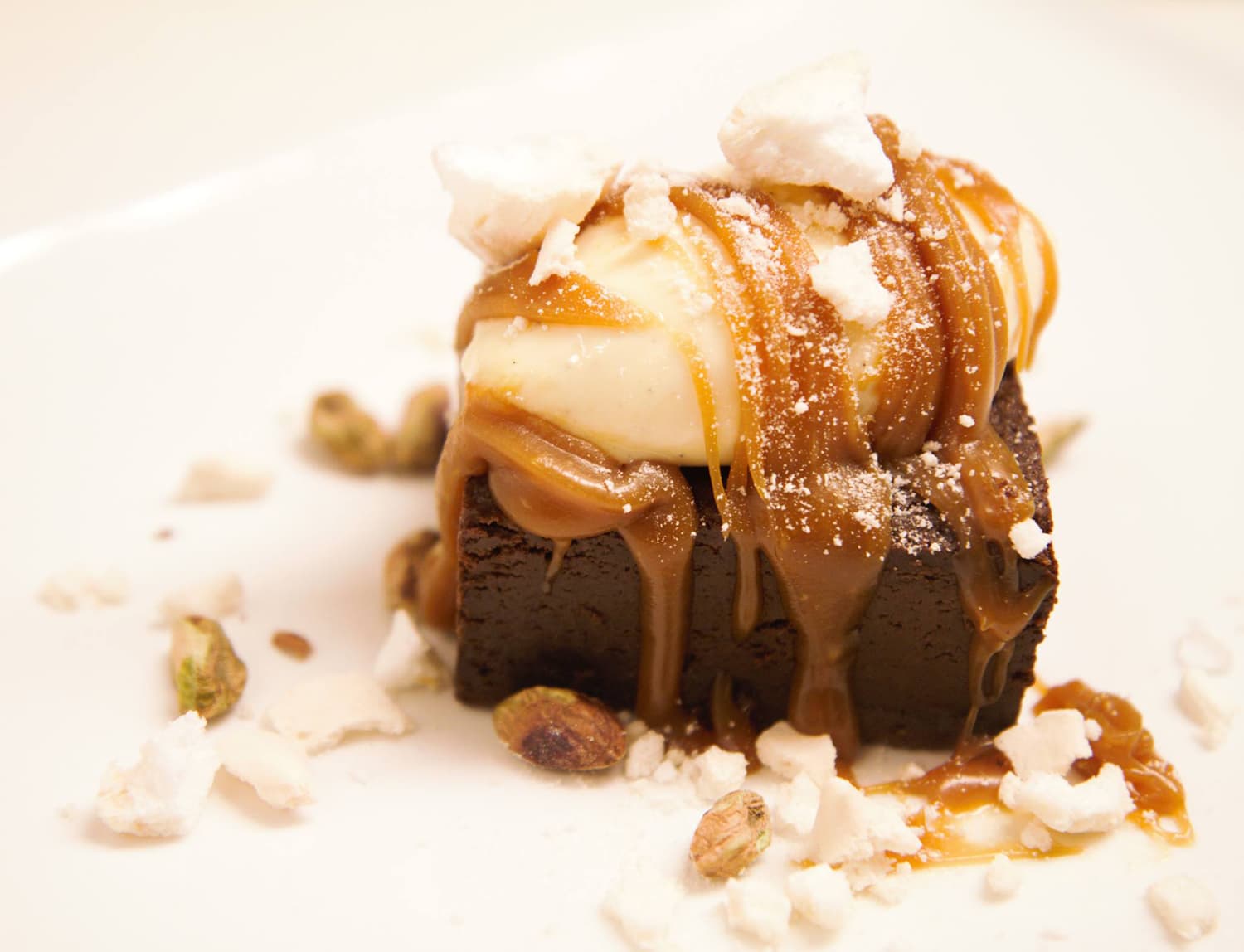 Chokladbrownie och salt karamellsås