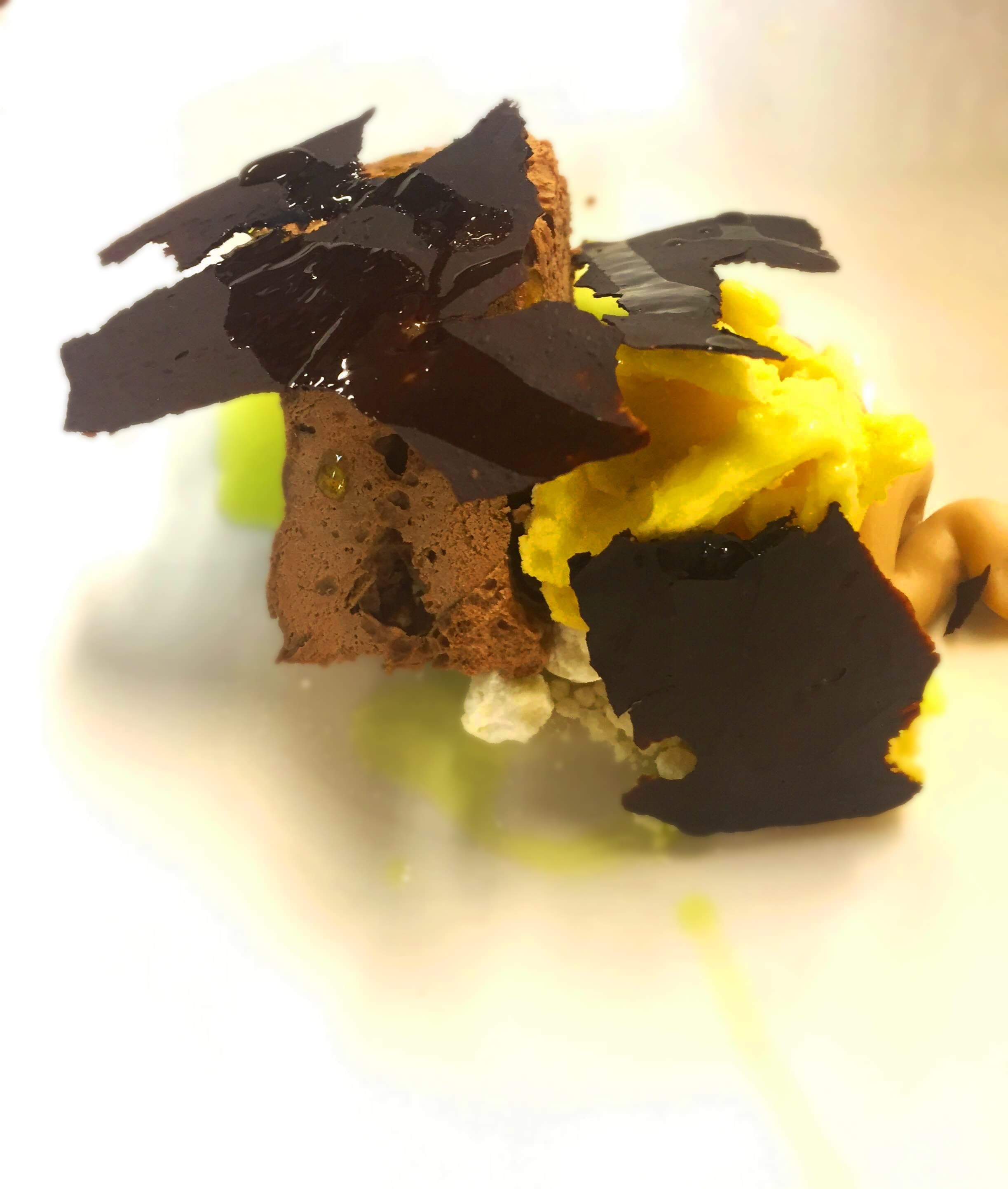 Passionsfruktssorbet med luftig choklad och kaffeflarn