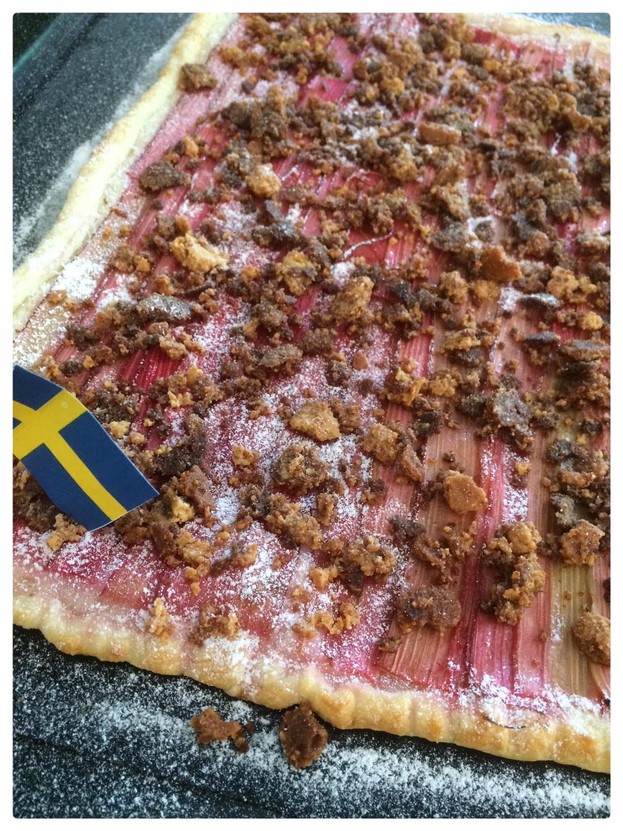 Bild på Rabarberflarn med rostad vit choklad.