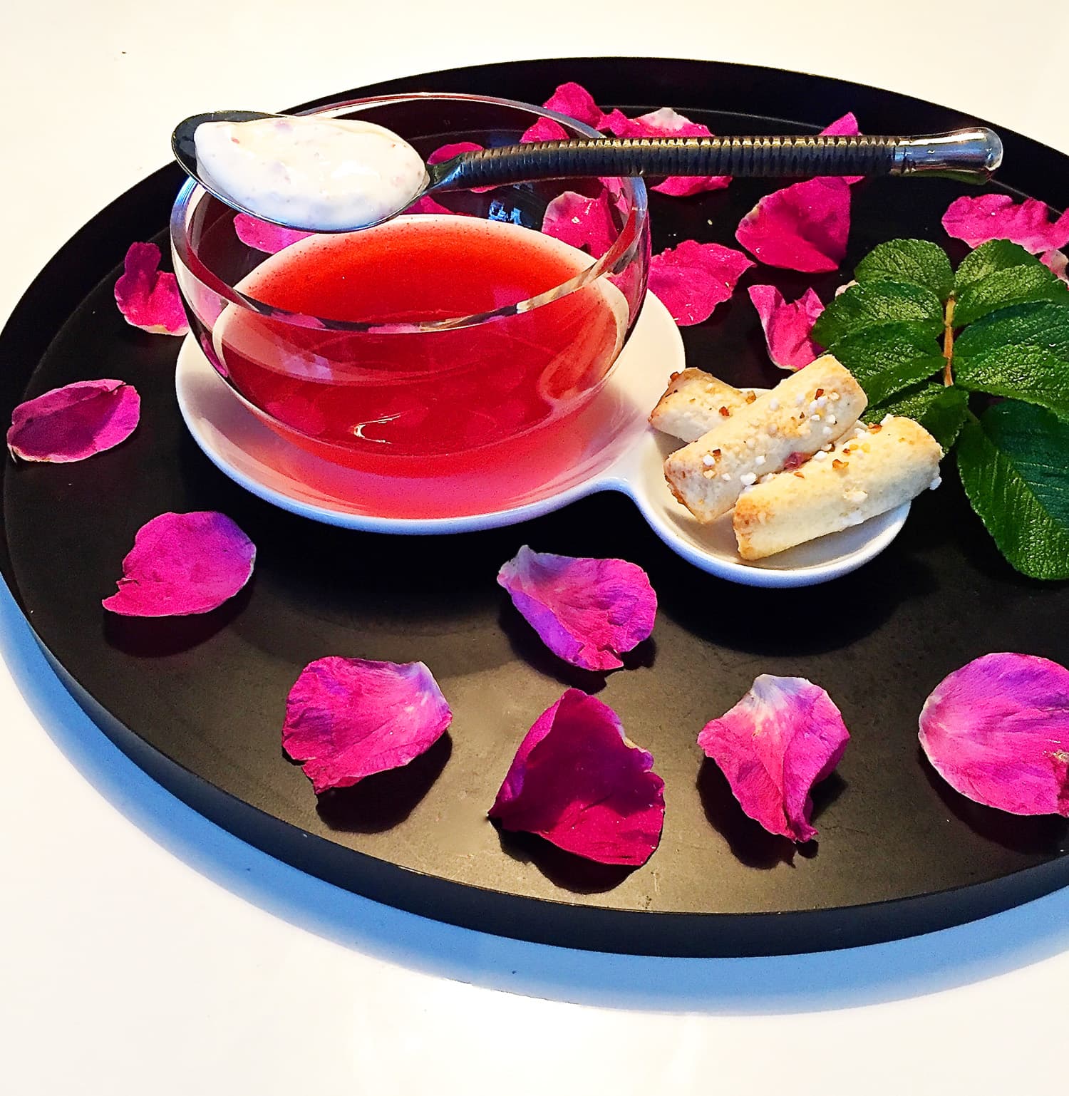 Kräm på rosenblad, rosfärskost och finska pinnar