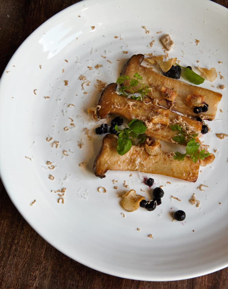 Stekt kejsarhatt, hasselnötssmör och friterad jordärtsskocka