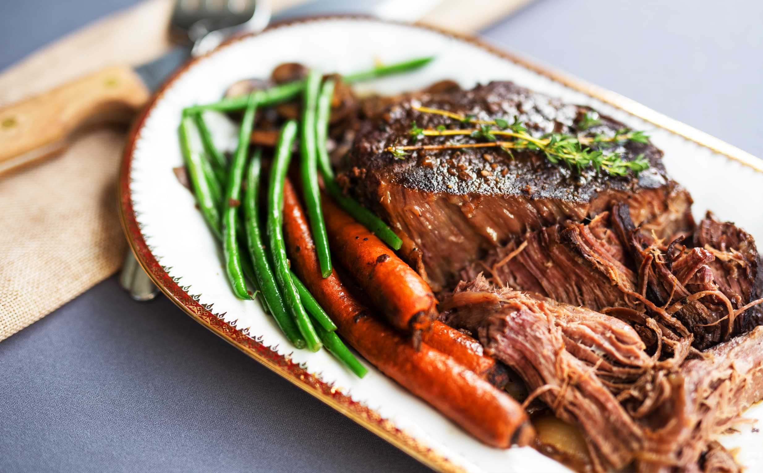 Helgens roast med glaserade morötter, rostade rotfrukter och krämig svampsås