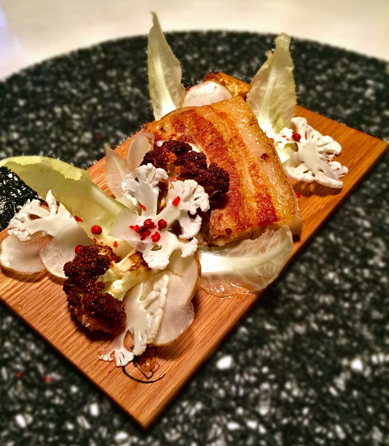 Långbakad fläsksida med variation på blomkål