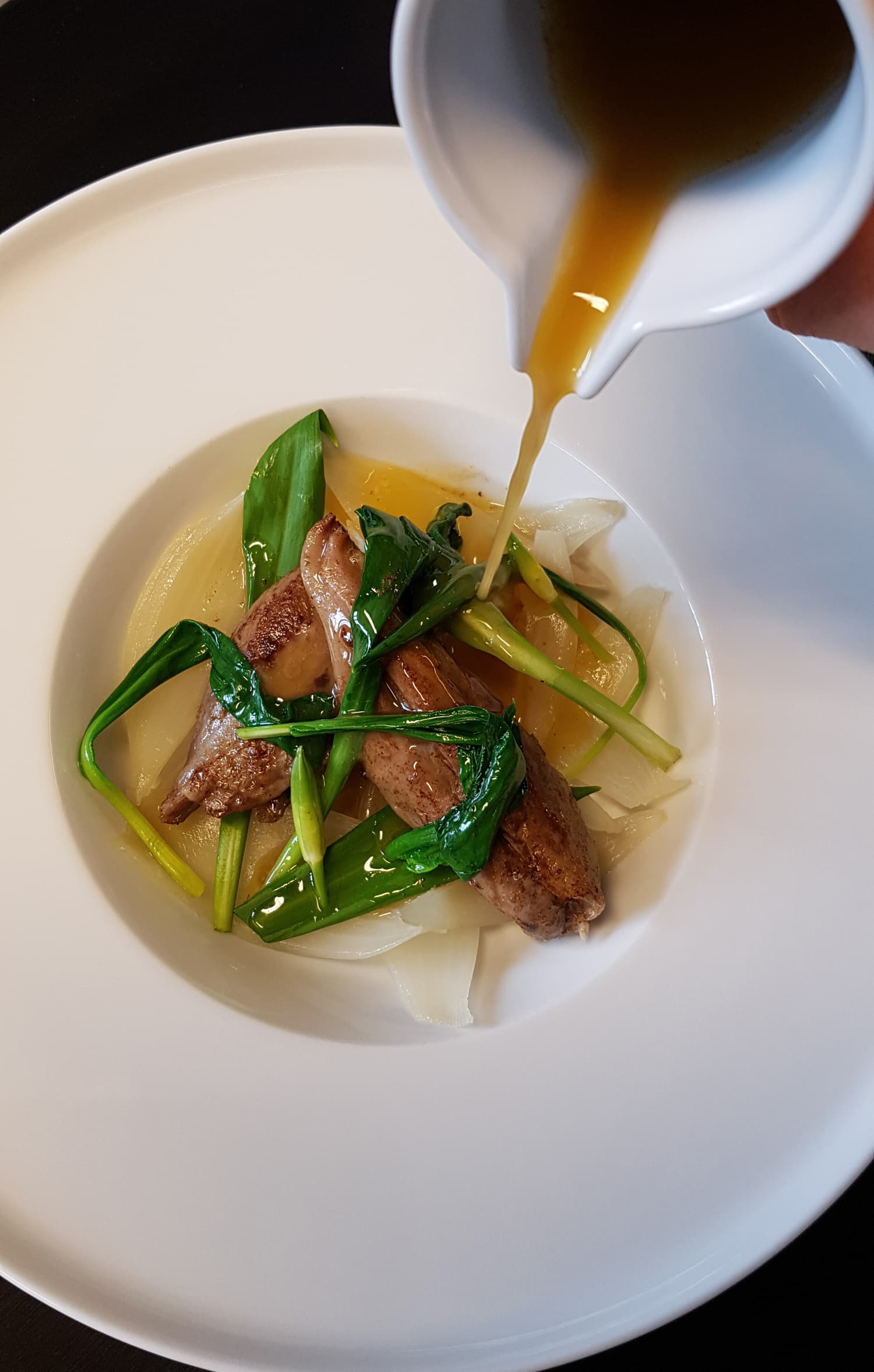 Bräserat lammlägg, ugnsbakad silverlök och smöremulsion