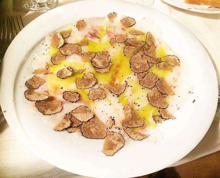 Rå skivad havsaborre med tryffel