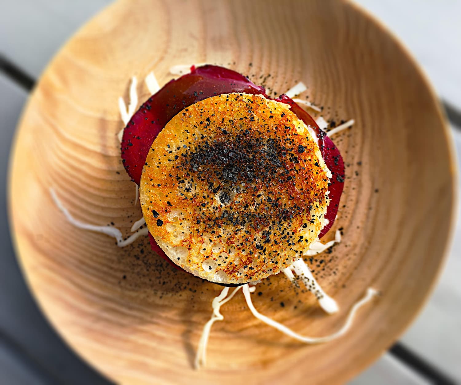 Slider på torsk med picklad rödbeta, kål och gari