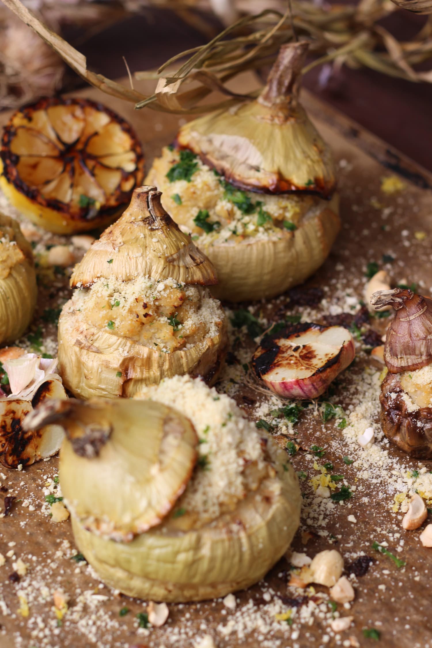 Ugnsbakad fylld kålrabbi med cashewnötter