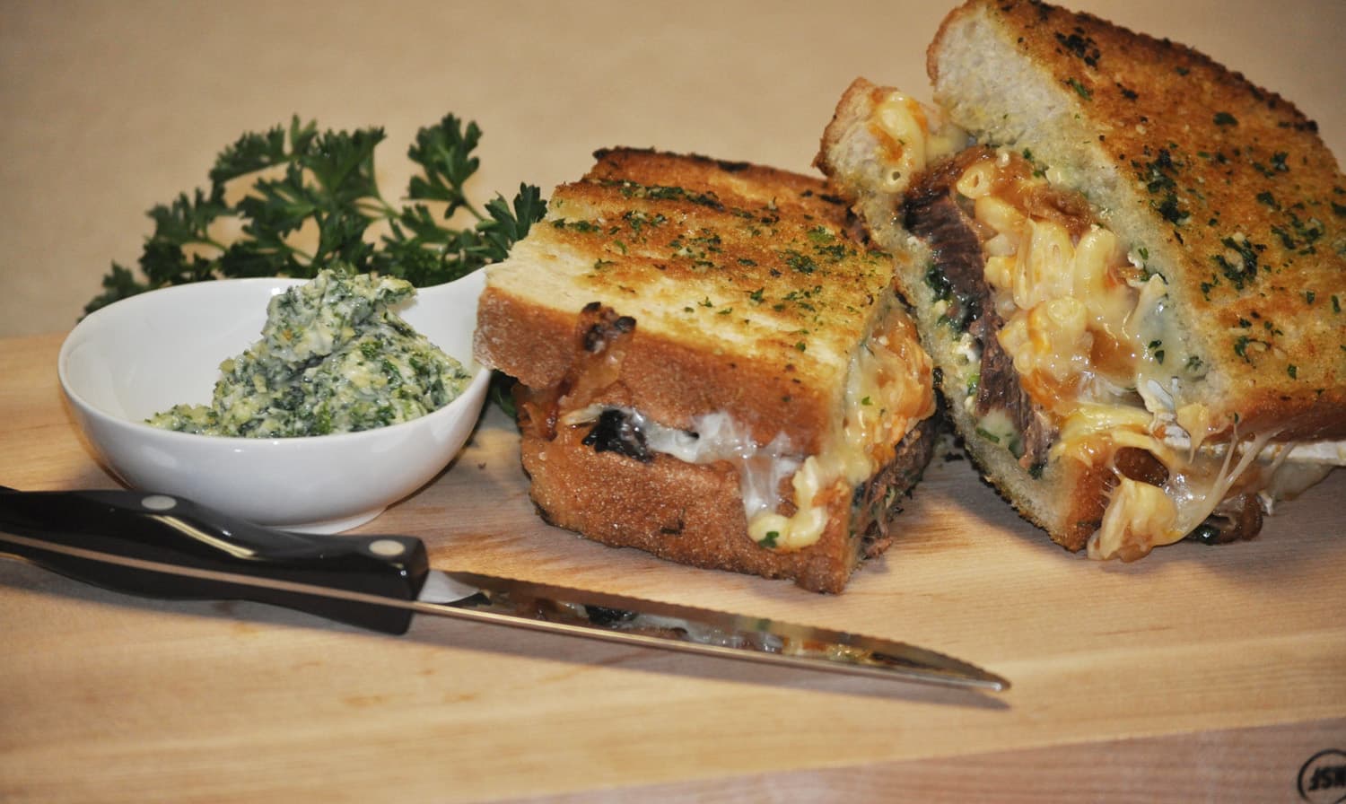 Macka med Mac n Cheese, karamelliserad lök och short ribs