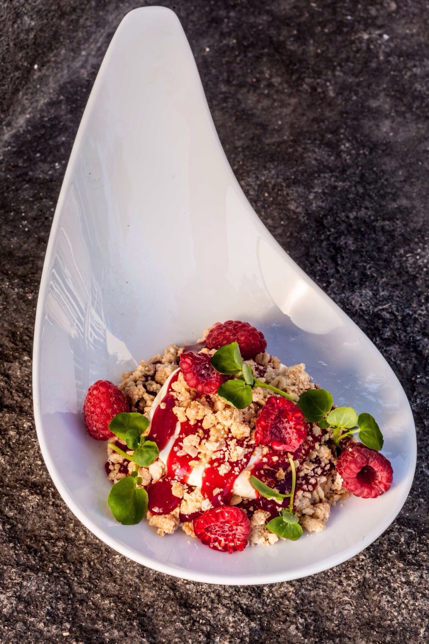 Sommarens goffigaste hallonpaj med vispad pannacotta