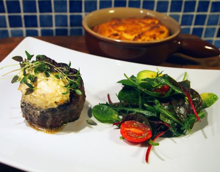 Bild på Kryddsmör med rökt märg, potatissufflé och oxfilé