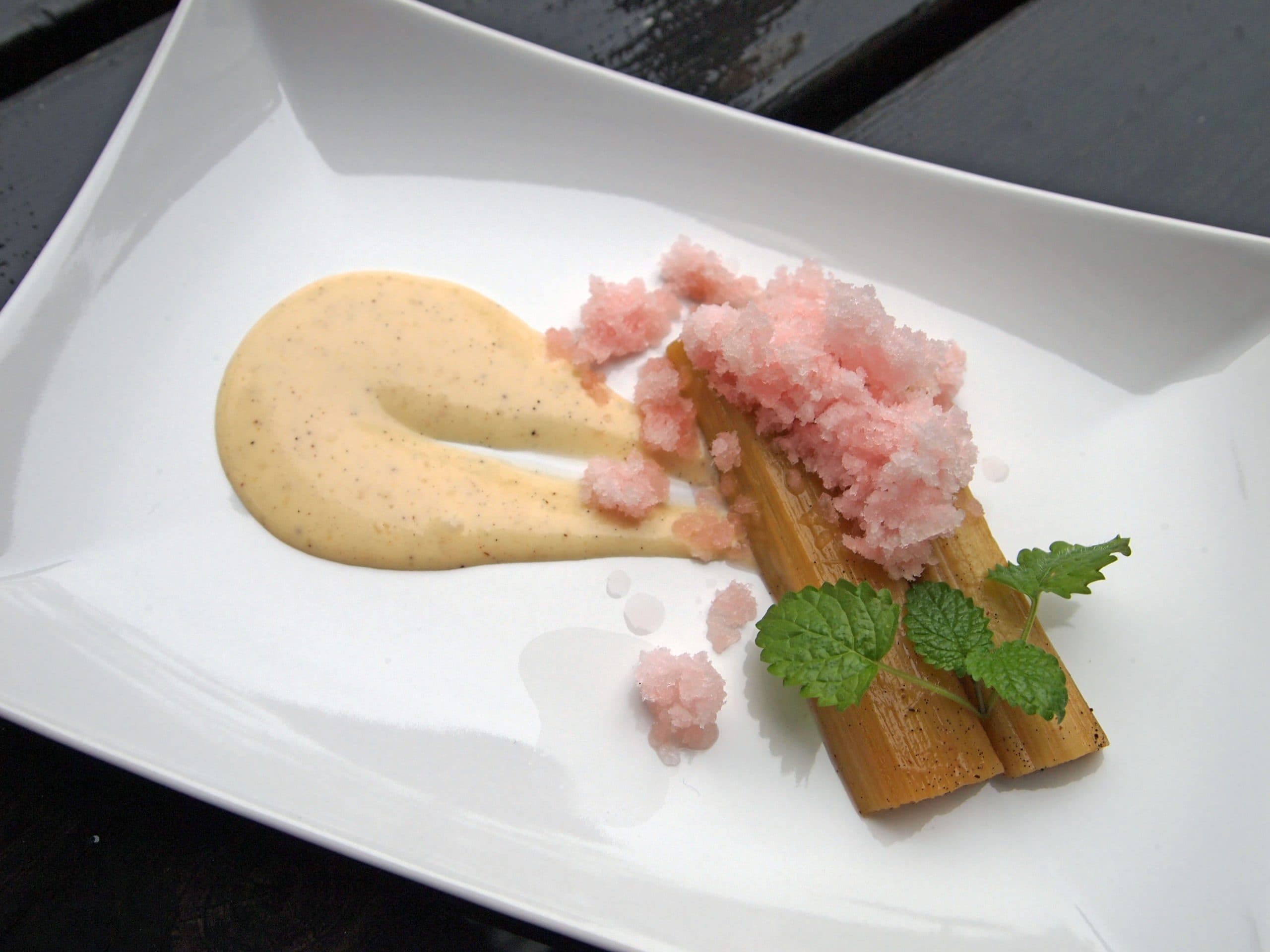 Bild på Bakad rabarber med karamelliserad vaniljsås och rabarbergranité