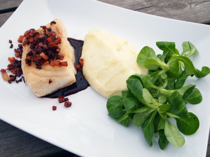 Skomakarlåda med torsk, rödvinssås, rökt sidfläsk och potatispuré
