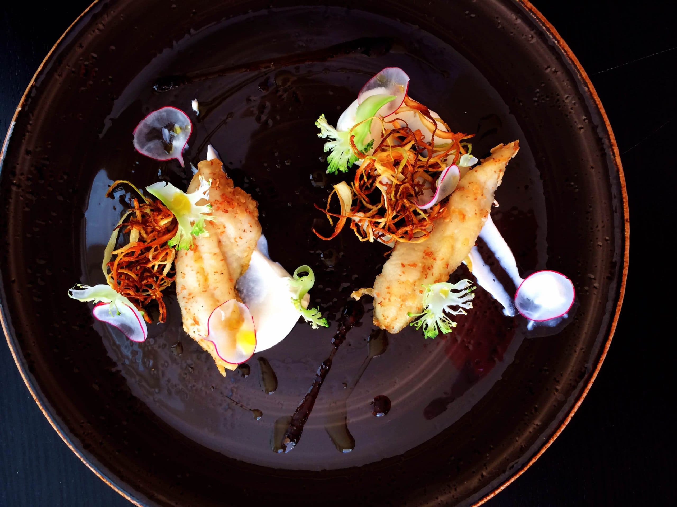 Havrestekt pinfärsk abborre med gräddfil, stekt kål och svampsoya