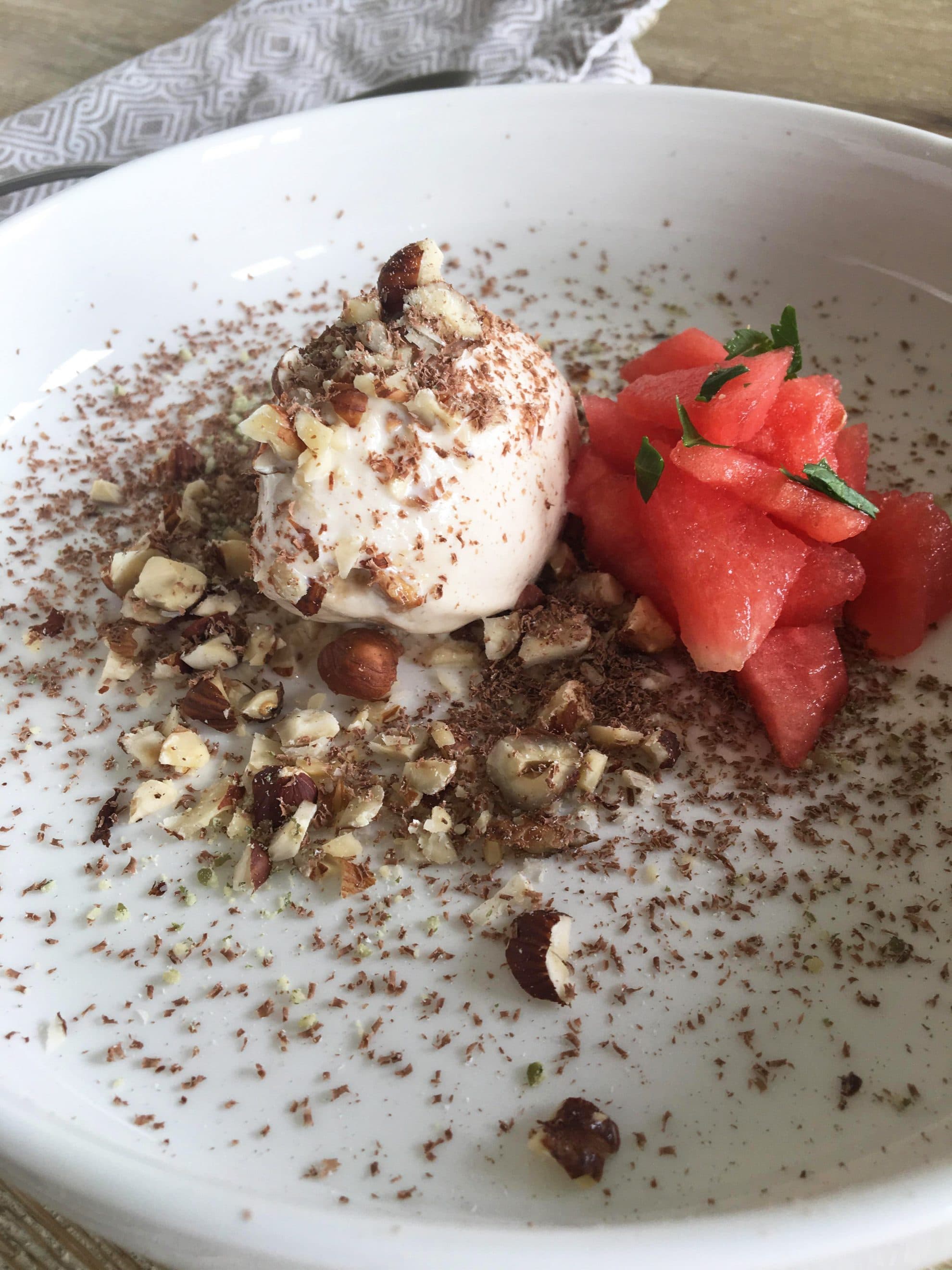 Bild på Glass med hasselnötter, vattenmelon, mynta och choklad