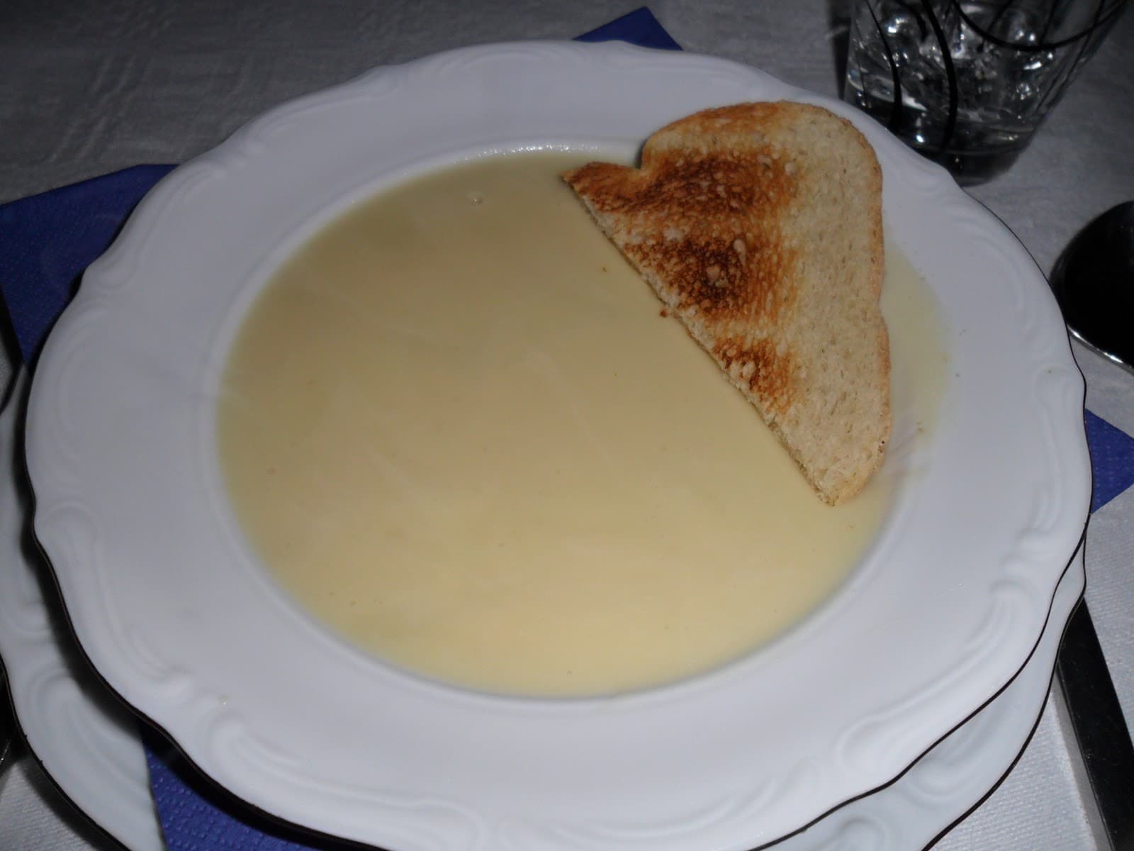 Jordärtskockssoppa med brynta trattkantareller och bacon