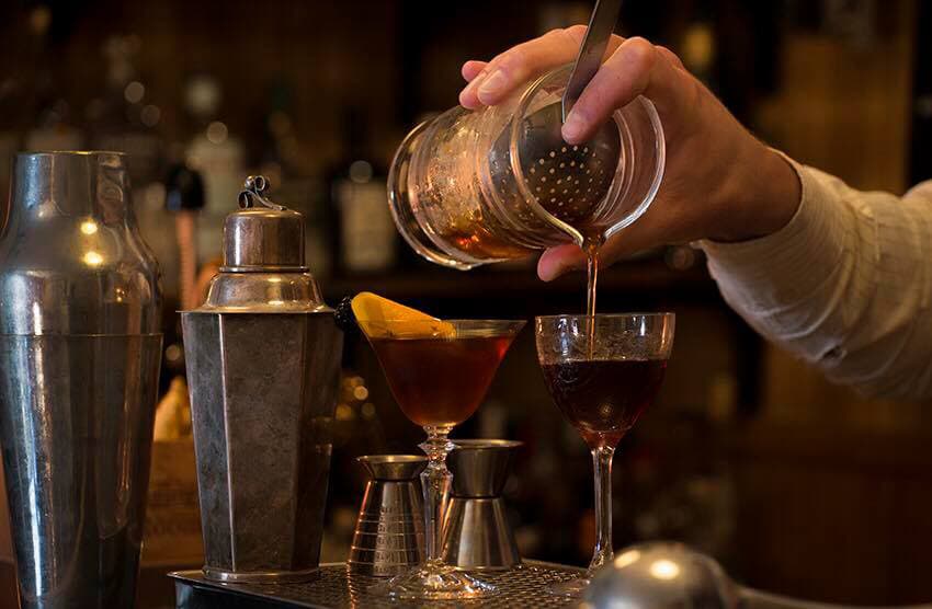 Bild på Cocktail med mezcal, getost, rödbeta och honung