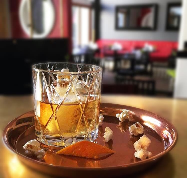 Old Fashioned med popcorninfuserad bourbon