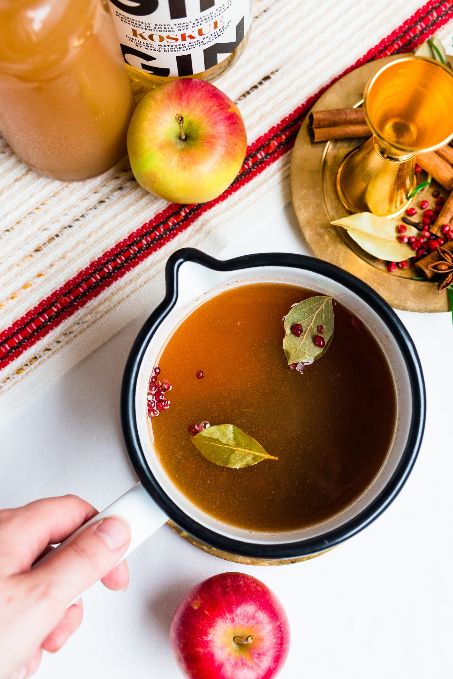 Nordisk glögg med äpple och rosmarin
