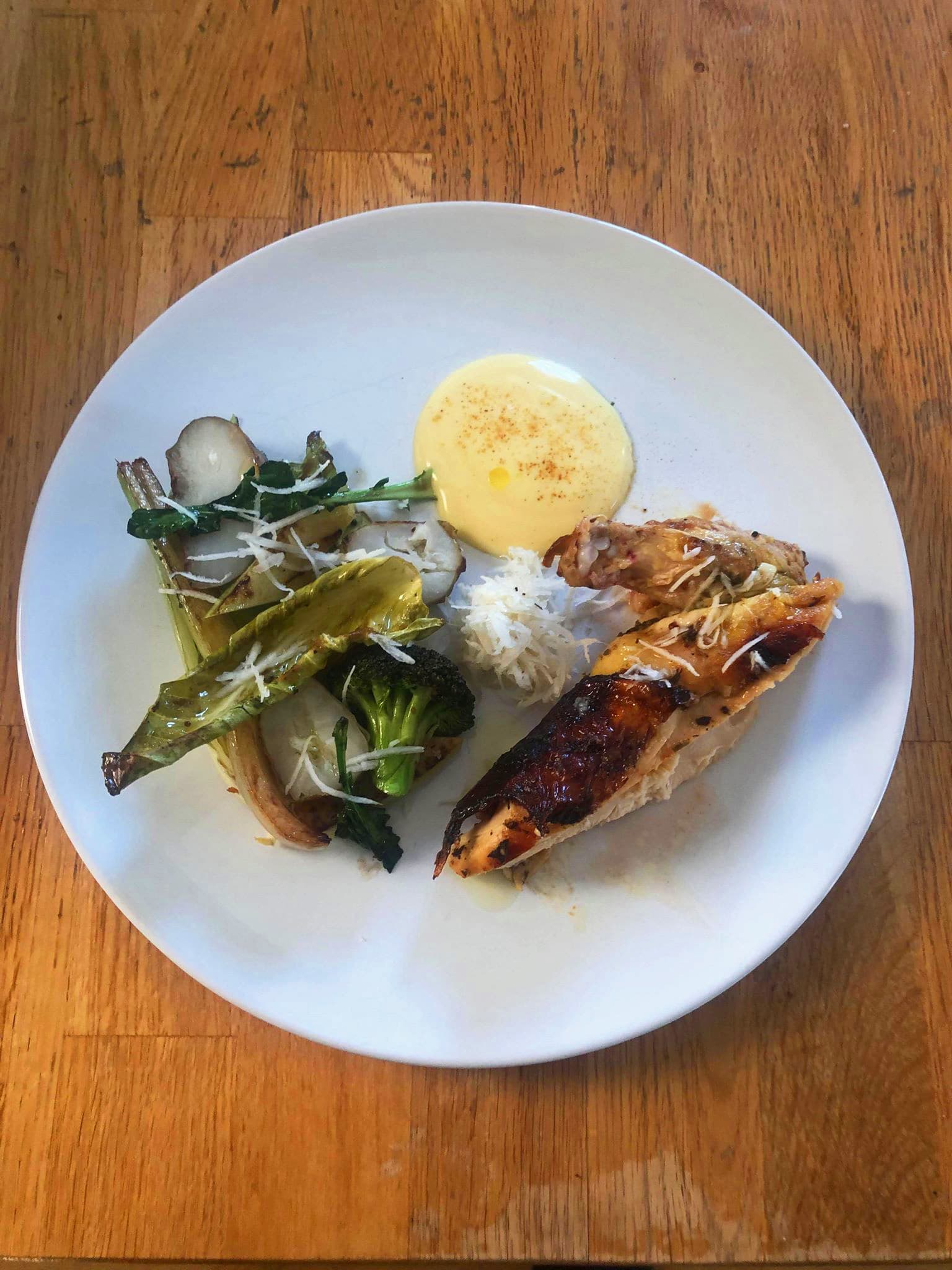 Dragonstekt kyckling med ugnsstekta grönsaker, hollandaisesås och råriven persiljerot