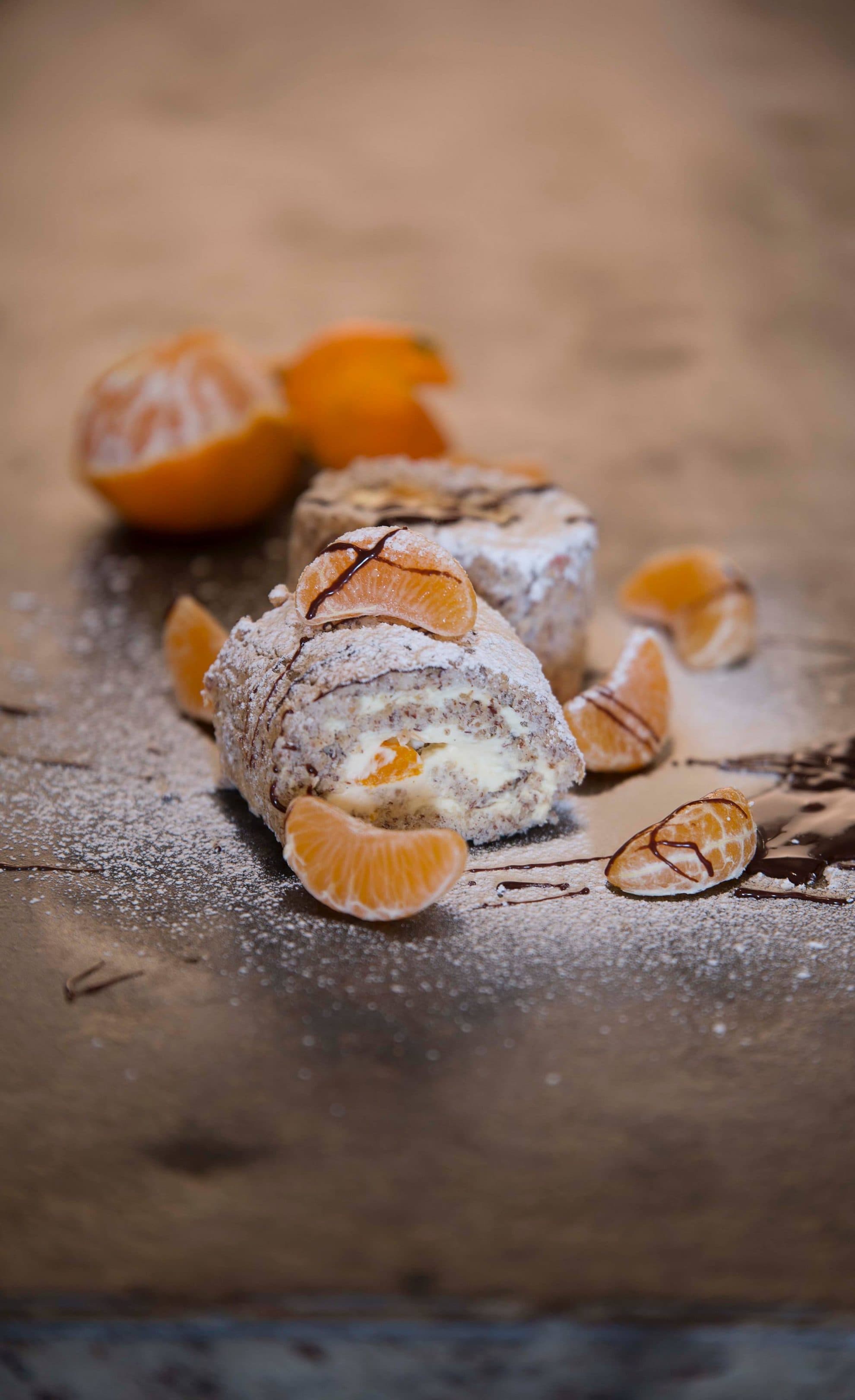 Klassisk Budapestrulle med vaniljgrädde och mandariner