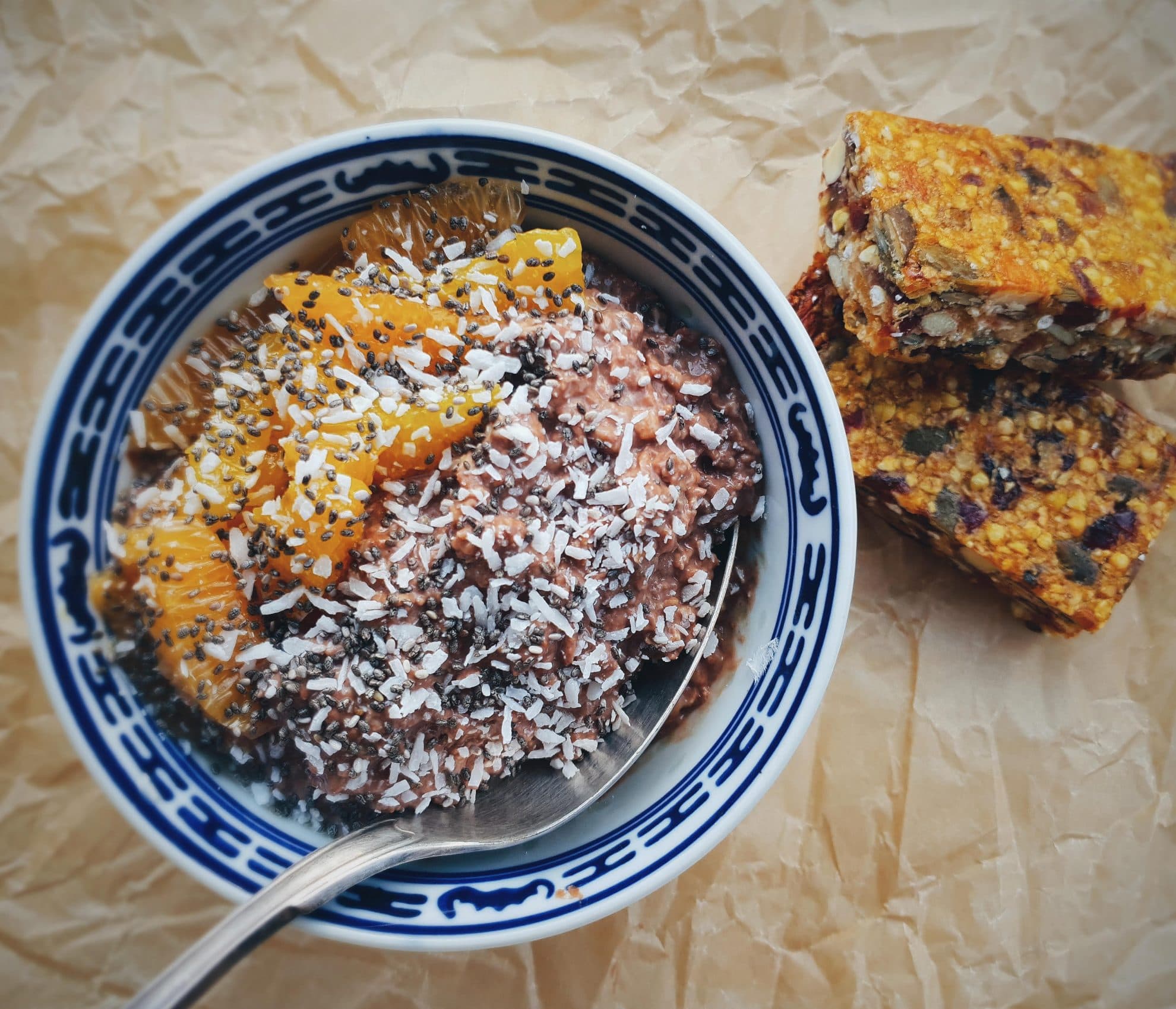 Overnight oats med kakao, jordnötter och blodapelsin