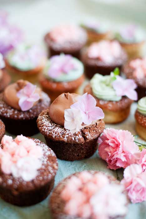 Bild på Devils food Cupcakes med caramel frosting.