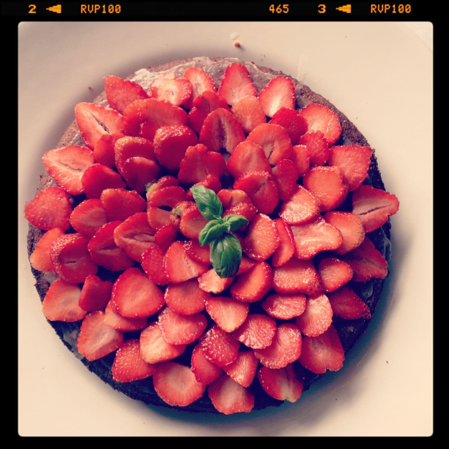 Bild på Kejsaren av Kinas kladdkaka med vit choklad och jordgubbar.