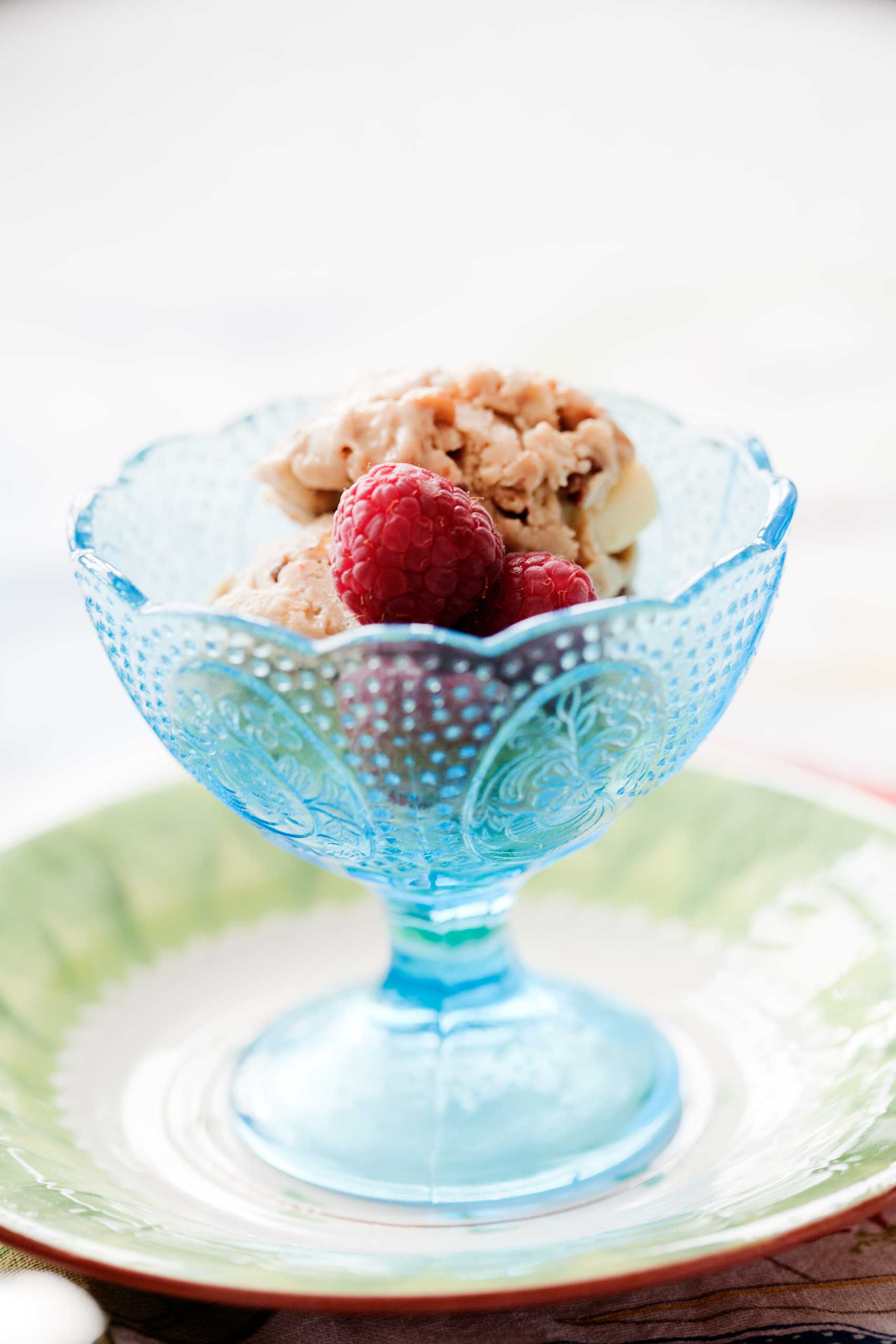 Bild på Glass med vit choklad och salt jordnutscrunch